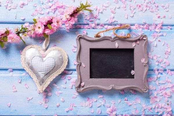 Rosa sakura blommor och Tom blackboard — Stockfoto