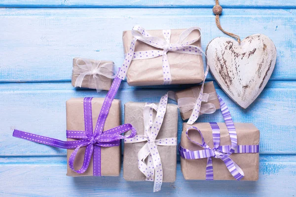 Feestelijke geschenkverpakkingen op houten backgroung — Stockfoto