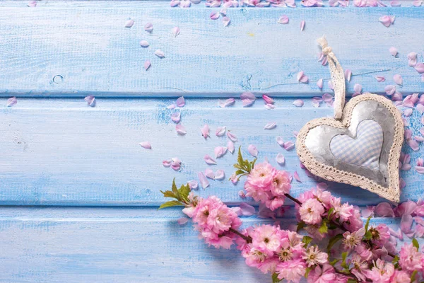 Frühlingsblumen und dekoratives Herz — Stockfoto