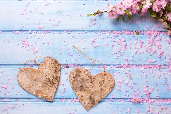 Bahar çiçekleri ve dekoratif Kalpler — Stok fotoğraf