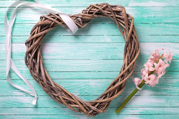 Vårblommor och dekorativt hjärta — Stockfoto