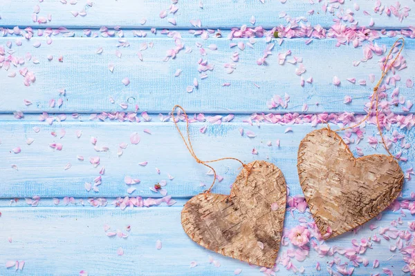 Vårblommor och dekorativa hjärtan — Stockfoto