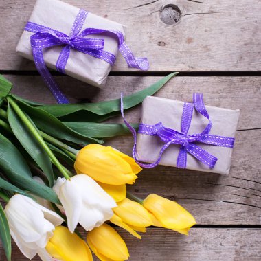  Bahar laleler ve kaydırılan kutularıyla sunar 