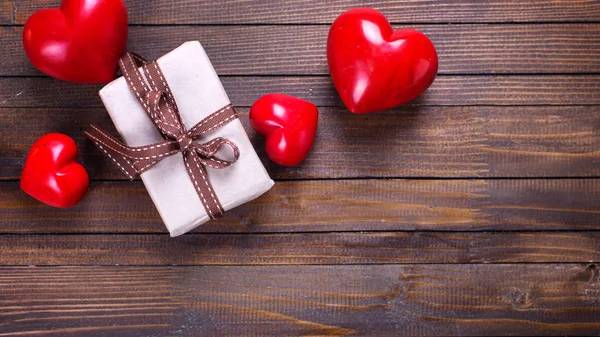 Caixa de presente e corações brilhantes vermelhos — Fotografia de Stock