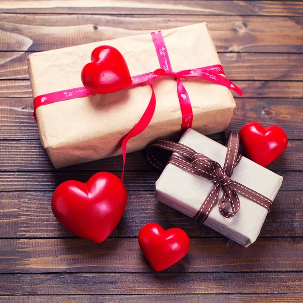 Cajas de regalo y corazones rojos brillantes — Foto de Stock