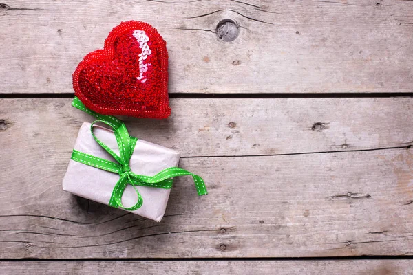 Caixa de presente com coração vermelho brilhante — Fotografia de Stock