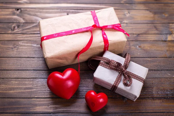Подарочные коробки и красные сияющие сердца — стоковое фото