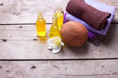 Hindistan cevizi yağı ve havlu ile şişe 
