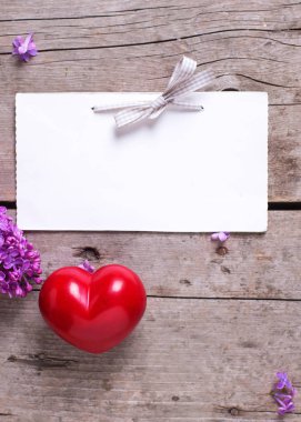 Boş etiket, iki kırmızı kalp, taze Menekşe leylak çiçekler 