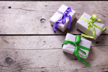 Vintage ahşap arka plan üzerinde hediye kutuları. 