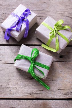 Tahta arka planda hediye kutuları