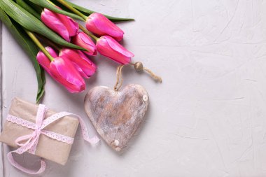 Parlak pembe laleler, dekoratif kalp ve kutusu