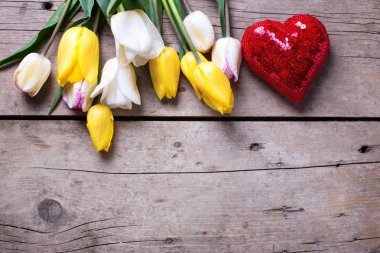 Sınır bahar laleler ve parlak dekoratif kalp