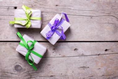 Tahta arka planda hediye kutuları