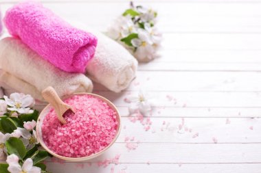  Spa ayarı. Deniz tuzu kase, havlu ve çiçekler  