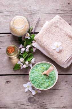Spa Ürünleri ahşap zemin üzerinde