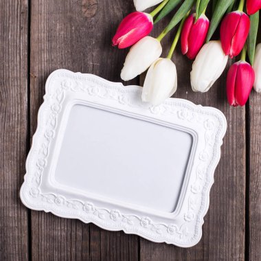 Boş çerçeve ve parlak pembe ve Beyaz Lale çiçek