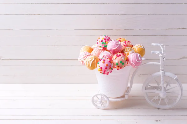 Cake pops på trä bakgrund — Stockfoto