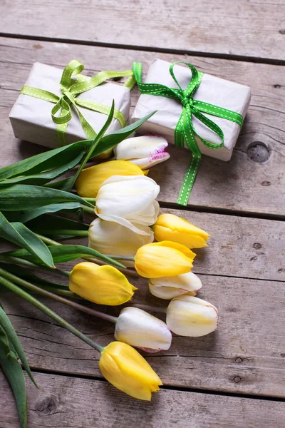 Amarelo e branco primavera tulipas e caixa — Fotografia de Stock