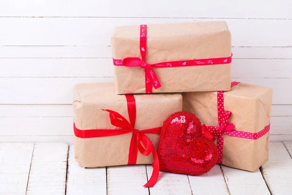 Cajas de regalo y corazón decorativo rojo —  Fotos de Stock