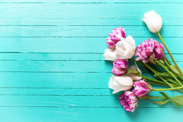 Πολύχρωμες τουλίπες λουλούδια σε φωτεινά γαλαζοπράσινα ξύλινα φόντο. — Φωτογραφία Αρχείου