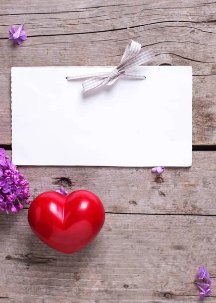 Boş etiket, iki kırmızı kalp, taze Menekşe leylak çiçekler 