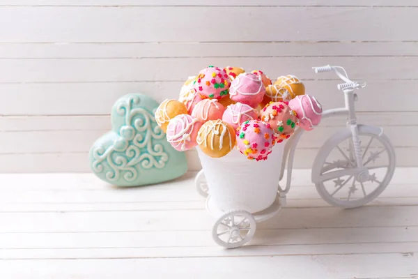 Cake Pops auf Holzgrund — Stockfoto