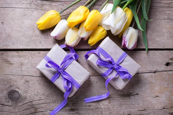 春天的郁金香和包装好的盒子与礼物 — 图库照片