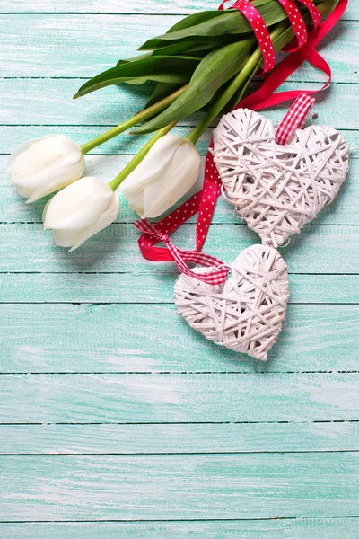 Цветы тюльпанов и два декоративных сердца — стоковое фото