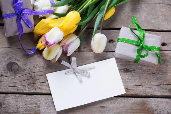 Sárga és fehér tavaszi tulipán, becsomagolt dobozok — Stock Fotó