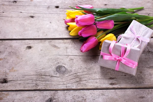 Luminosos tulipanes de primavera y cajas con regalos —  Fotos de Stock