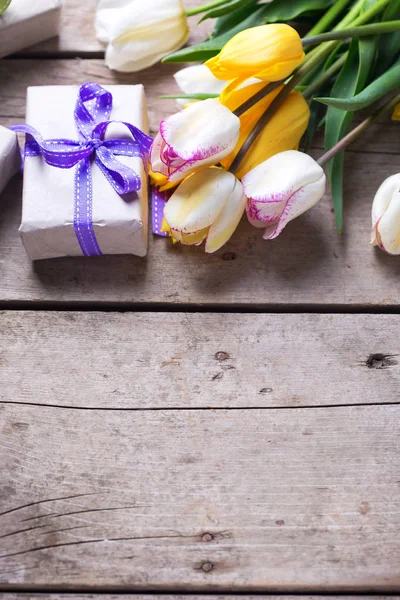 Gelbe und weiße Frühlingstulpen und gewickelte Schachtel — Stockfoto