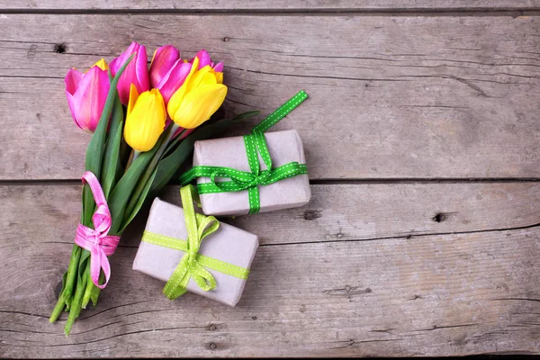 분홍색과 노란색 봄 튤립 및 상자 — 스톡 사진