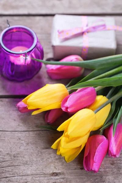 Žlutá a růžová jarní tulipány — Stock fotografie