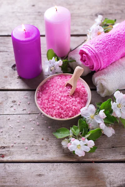 Garam laut dalam mangkuk, handuk, lilin dan bunga — Stok Foto