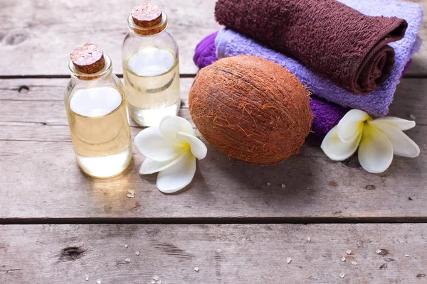 Hindistan cevizi yağı ve havlu ile şişe