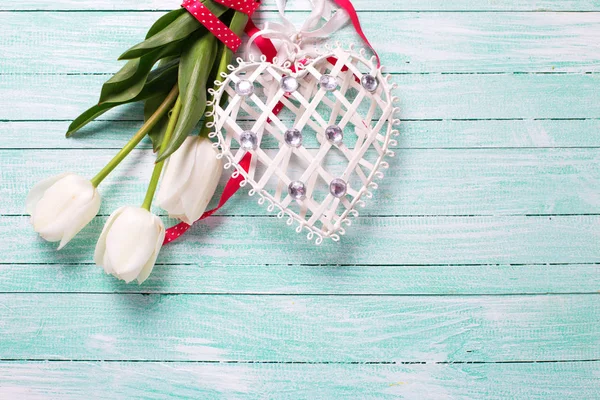 Tulipas flores e coração decorativo — Fotografia de Stock