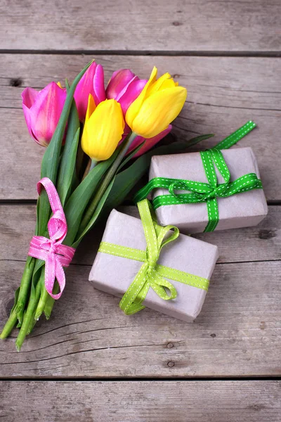 Hintergrund mit leuchtend gelben und rosa Frühlingsblumen — Stockfoto