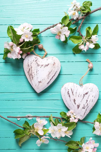 Två hjärtan och apple tree blommor — Stockfoto