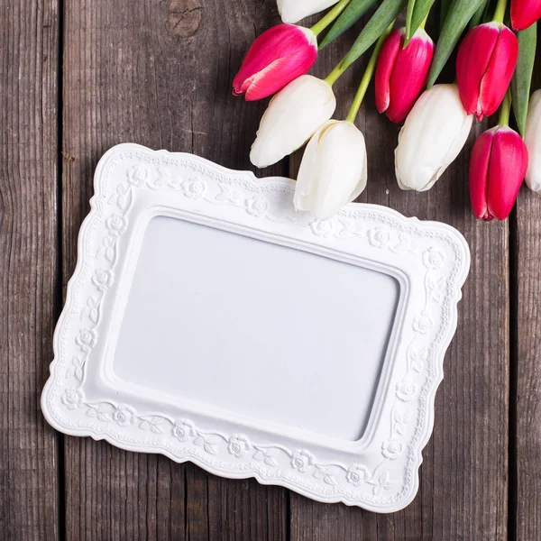 Boş çerçeve ve parlak pembe ve Beyaz Lale çiçek