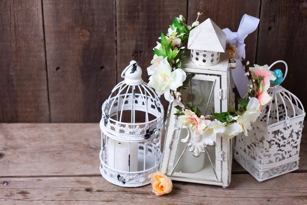 Hochzeit Hintergrund. Dekorativer Blumenkranz und dekorative Laternen — Stockfoto