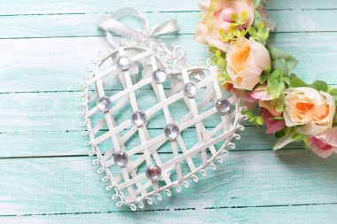  Dekoratif kalp ve çiçek çelenk  