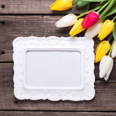 Boş çerçeve, parlak sarı, pembe ve Beyaz Lale çiçek  