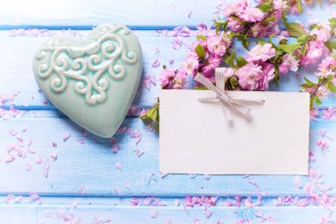 Pembe sakura çiçekler, boş etiket 