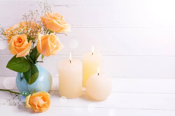 Candele ardenti e fiori di rose — Foto Stock