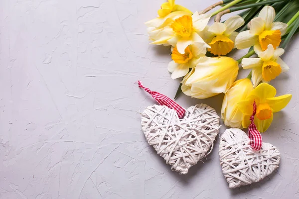 Flores amarelas e dois corações decorativos — Fotografia de Stock