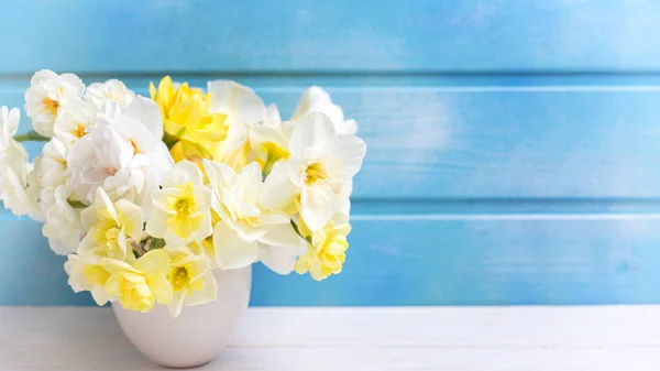 Inschrijving kleurrijke lente narcissus — Stockfoto