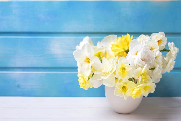 Inschrijving kleurrijke lente narcissus — Stockfoto