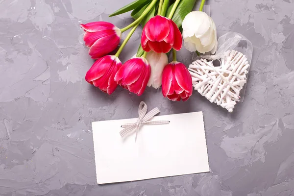 Roze en witte tulpen bloemen — Stockfoto