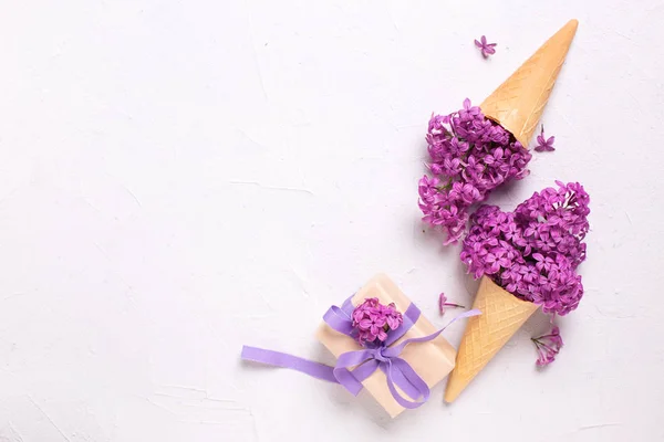 Prachtige lila bloemen in wafel kegels — Stockfoto